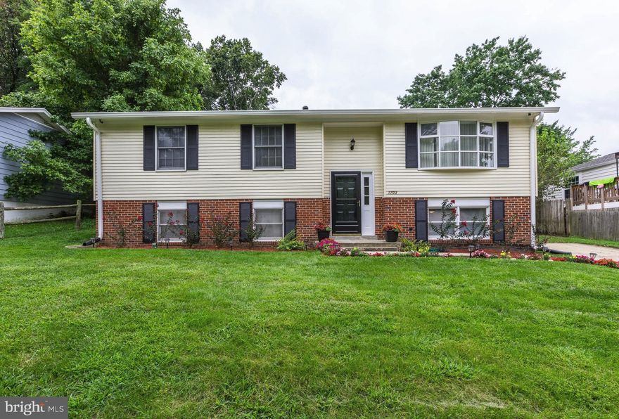 NICELY UPDATED SPLIT FOYER IN OXON HILL...CLOSE TO DC, MGM, NATIONAL HARBOR, TANGERS, BELTWAY! 3 BEDROOMS UP AND BONUS 4TH BEDROOM IN BASEMENT. NEW CARPET, NEW GRANITE COUNTERS IN KITCHEN, NEW TILED FLOORS IN KITCHEN, BATHROOM AND LAUNDRY ROOM.