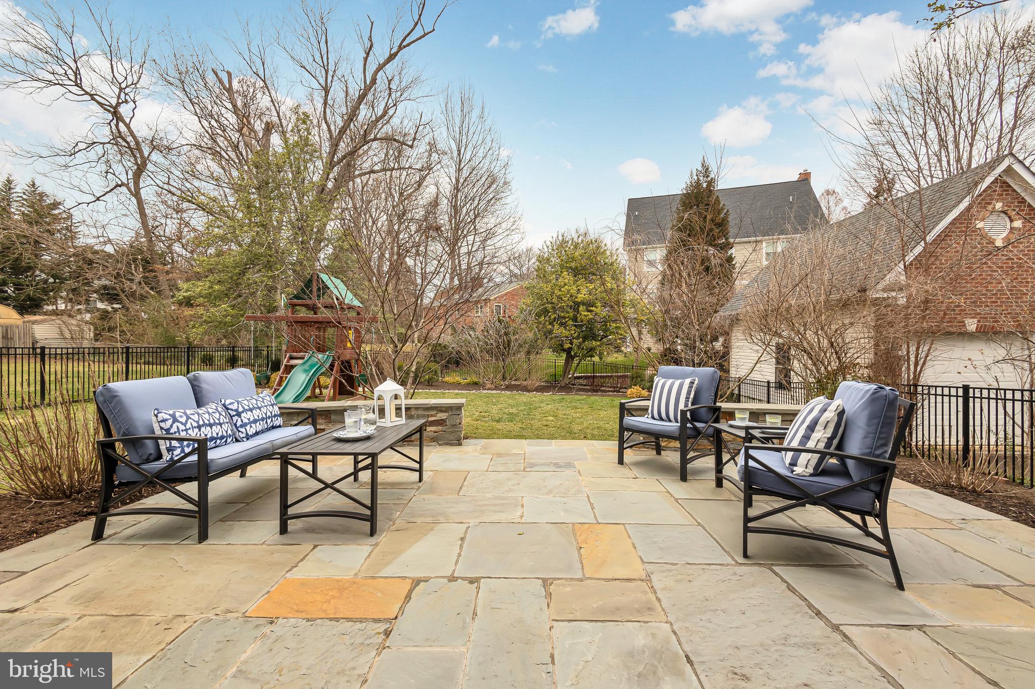 OVER LEE KNOLLS - Residential