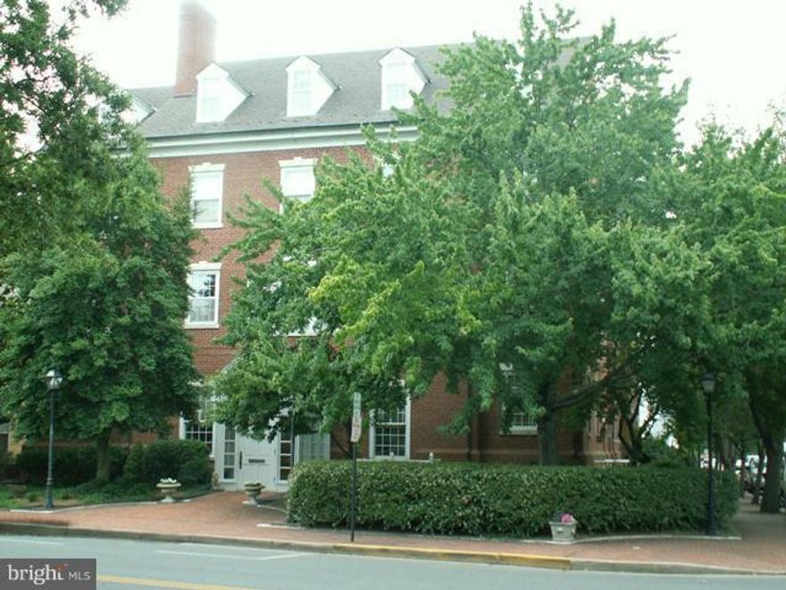 Large Shireton condo unit available. Good closet space in this 2 BR, 2 FB unit.  Amenities include wood burning fireplace, secure underground parking with extra storage, secure building entry, great lobby and meeting room, elevator, and on-site property manager.