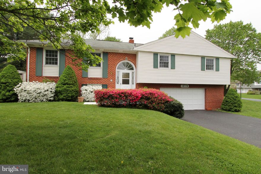 Spacious split foyer 4BR 2.5 ba in beautiful Olney Mill. PET FRIENDLY OWNER Finished 1000 sft LL: fam rm w/gas fp, renovated craft room & laundry rm. Granite ktchn counters. Hardwd uppr lvl. Lg sunny yard on corner lot+shed! Ready to entertain fam/friends. HUGE 2 car garage+work space+LOADS of storage+wide drvway. New insulation keeps utility bills down & rms comfy. <1 mi to schools, comm pool