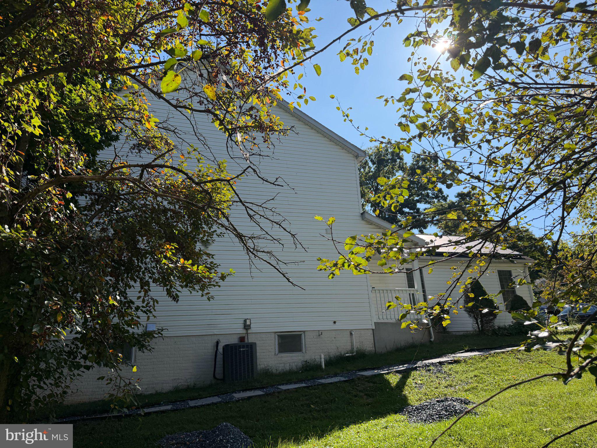 712 HOLLYWOOD AVENUE
