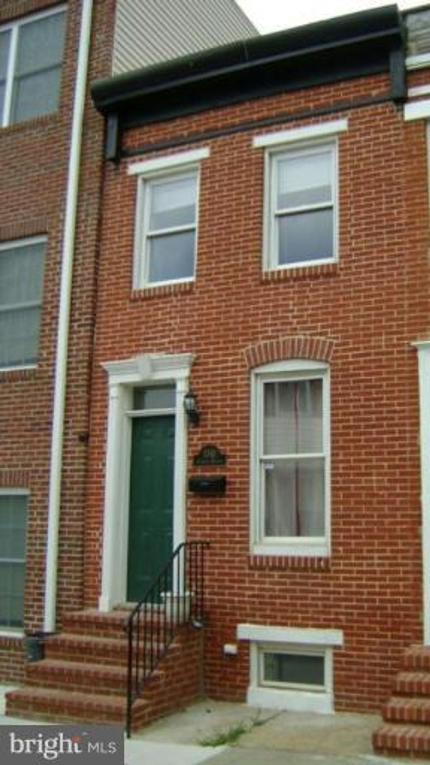 Beautifully updated home with private courtyard! Features 2BR's, 2BA's large kitchen w/ breakfast bar, partially finished basement, shed in back for bikes, Hardwood floors, exposed brick, CAC. This location is close to everything Ft.Mchenry, Federal Hill, DOG PARK, Under Armour headquarters & Harris Teeter in McHenry Row. Plenty of bars and restaurants to enjoy in this quaint neighborhood.