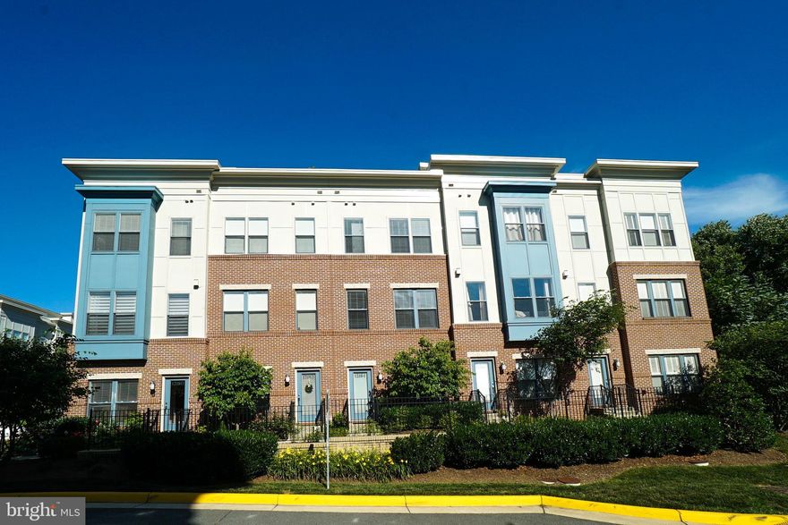 MODERN, STYLISH, 4-LEVEL,2-CAR GARAGE TH with PRIVATE ROOFTOP TERRACE! Walking distance to Fair Oaks Mall, Fairfax Corner & Fairfax Town Center-dining, shopping & more! COMMUTER'S DREAM w/easy access to I-66, 29, 50, Fairfax o. Pkwy, Dulles Toll Rd & 495 *Bright, open floor plan*gleaming hdwd floors*Open kit. w/granite/quality appliances*3 BRs, each w/ensuite BA! 4th Lvl loft exits to  Close to public transit*Fitness center