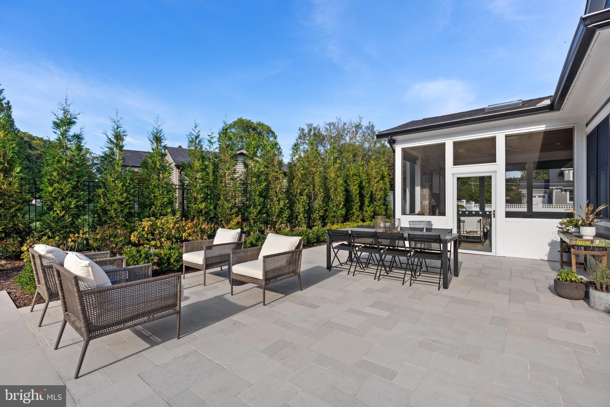 LUXMANOR - Residential