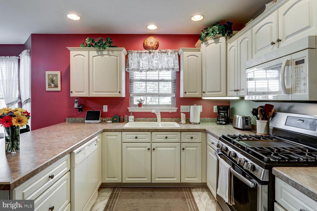 Photo of 1 Leeds Court, Lancaster, PA 17602 (MLS # PALA2056252)