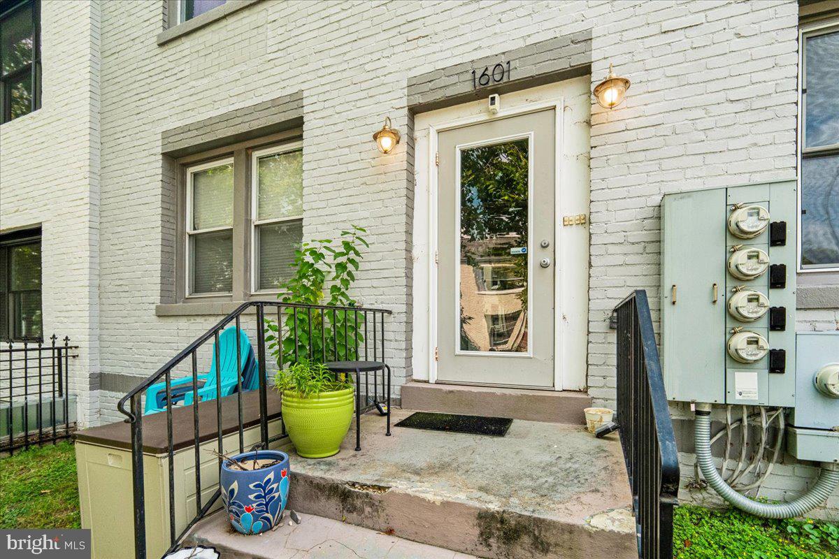1601 ISHERWOOD STREET NE 1