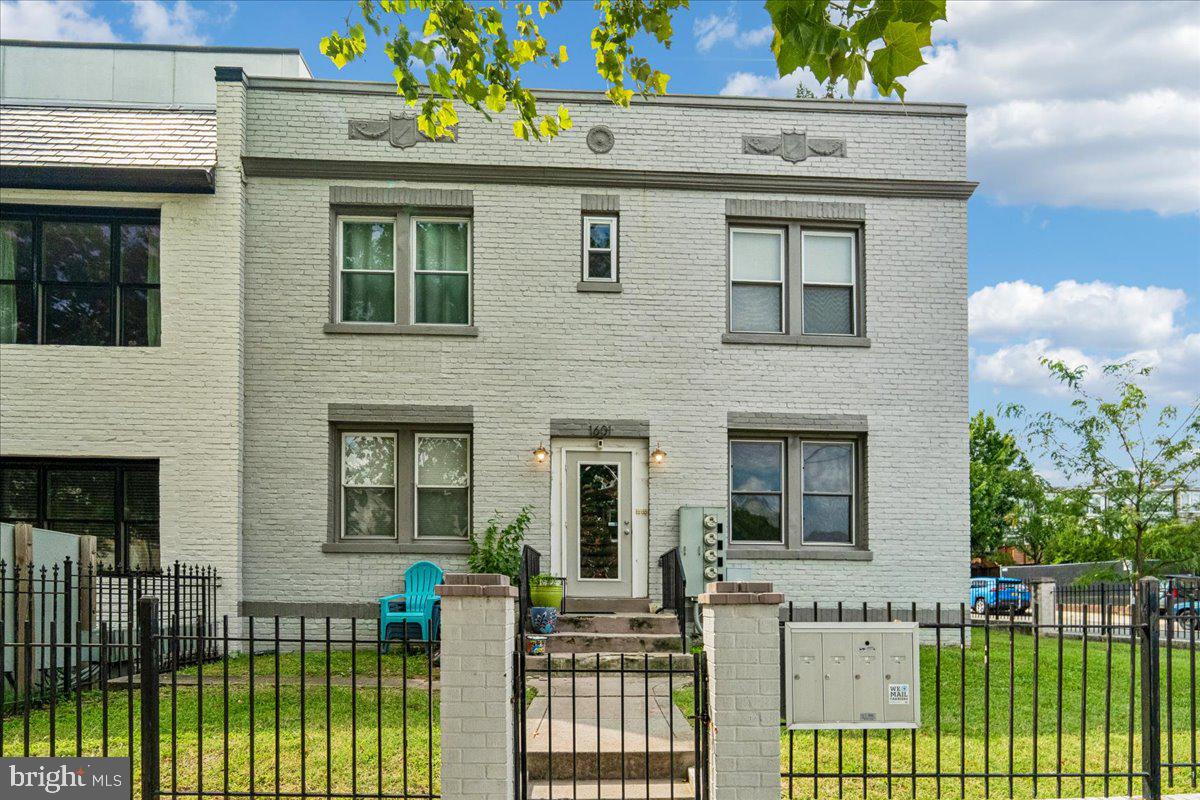 1601 ISHERWOOD STREET NE 1