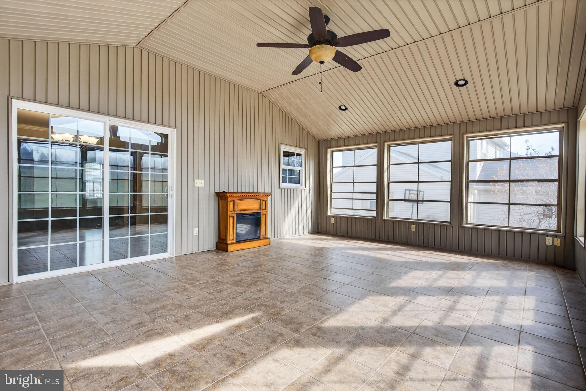 VILLAGE SQUARE - Residential