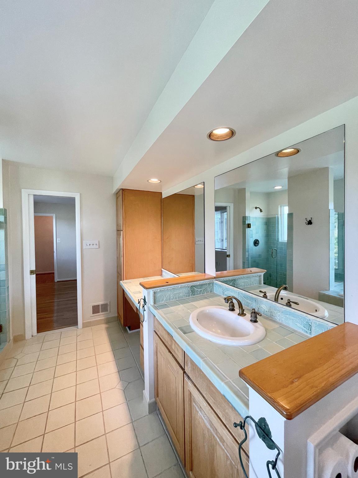 RIVERSIDE ESTATES - Residential Lease