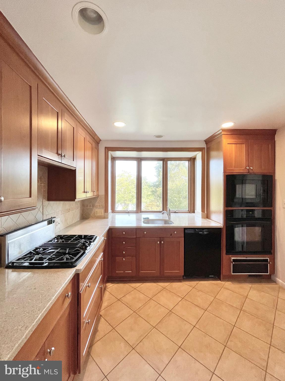 RIVERSIDE ESTATES - Residential Lease