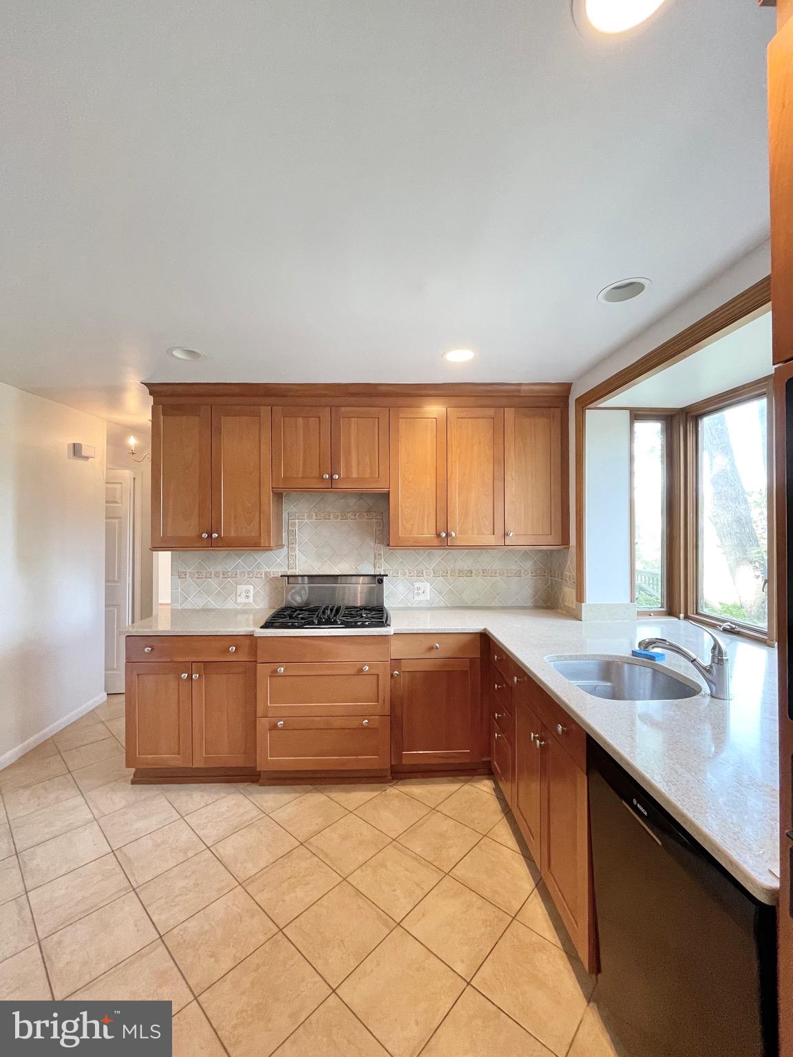 RIVERSIDE ESTATES - Residential Lease