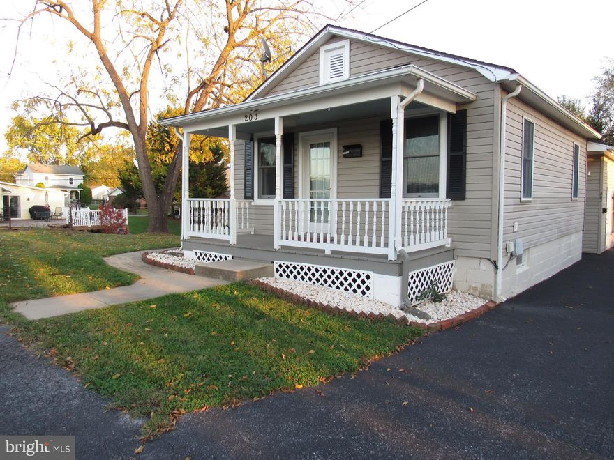 Nice 2 bedroom, 1 1/2 bath duplex (Front) with nice front porch.  Conveniently located in Ranson, WV.  Available immediately.  No Pets.  Requires credit/background check.