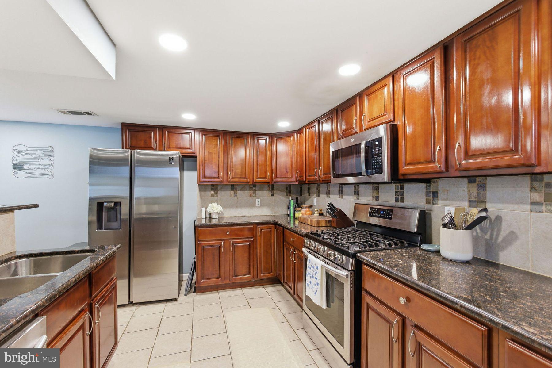1102 S FRONT STREET 1/2