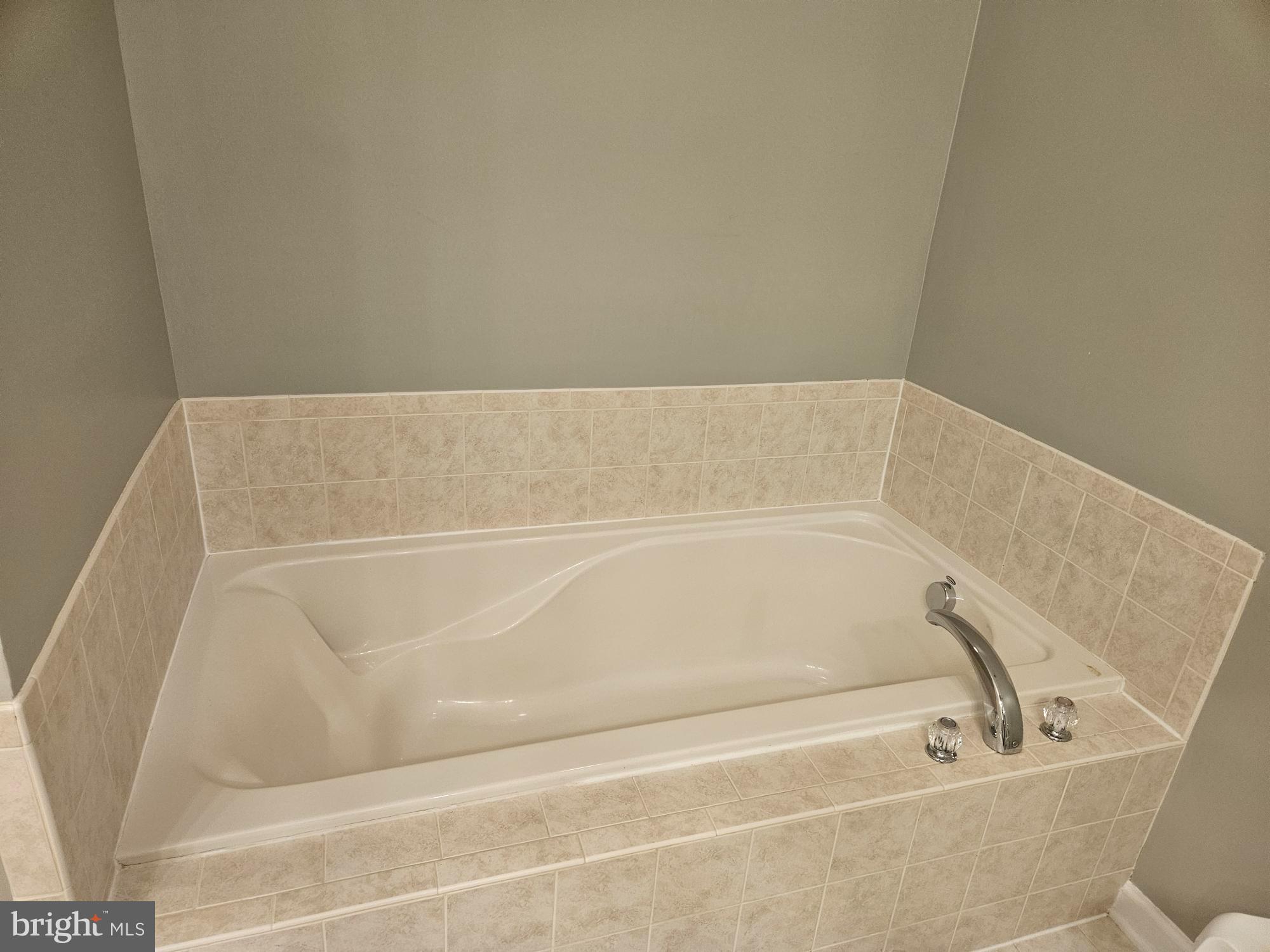 THE RESERVE CONDOMINIUMS - Residential Lease