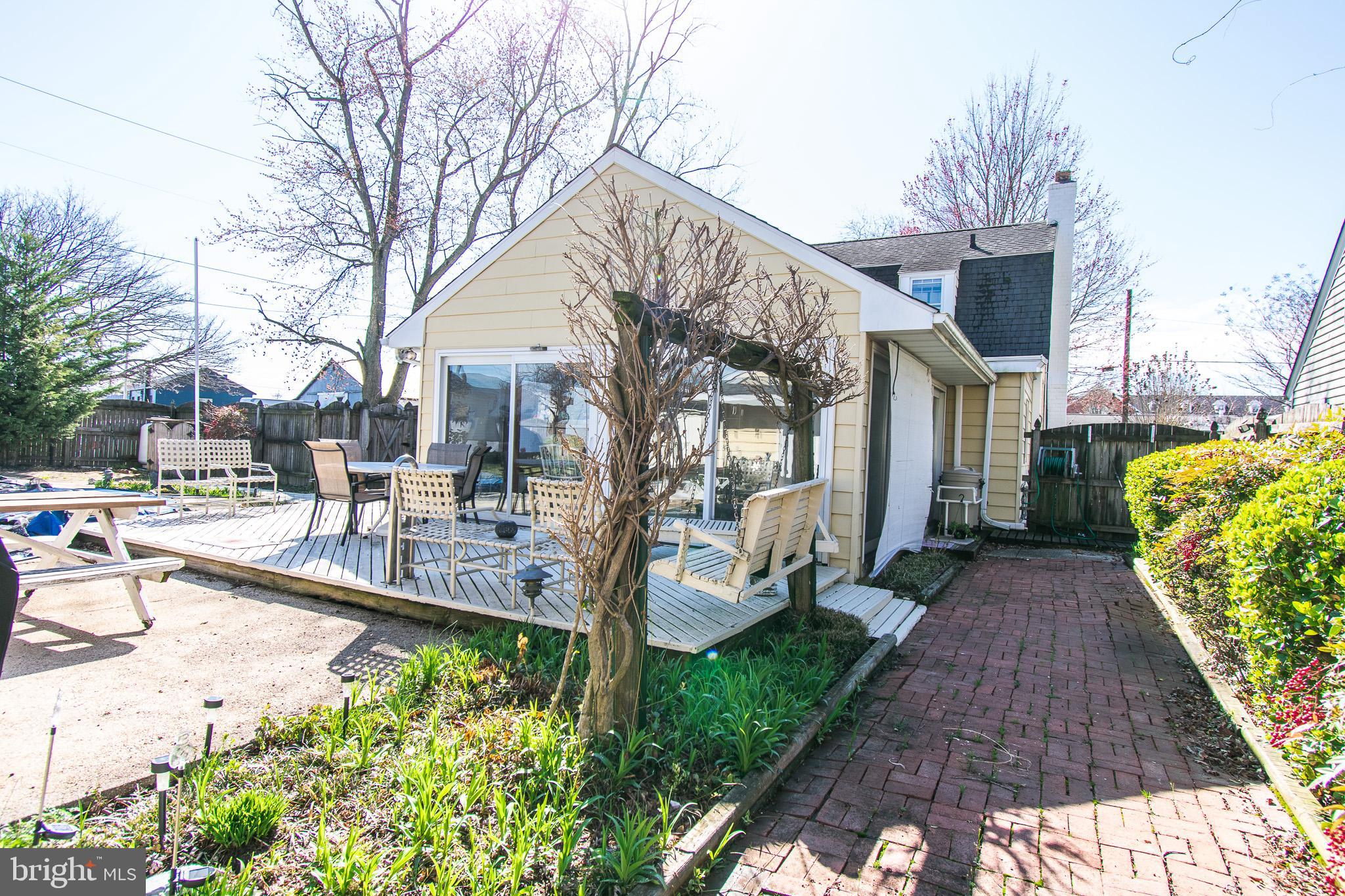719 ELIZABETH STREET