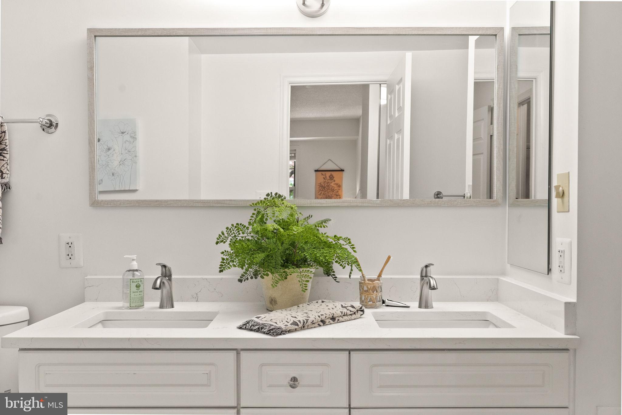 CARLYLE TOWERS CONDOMINIUM - Residential