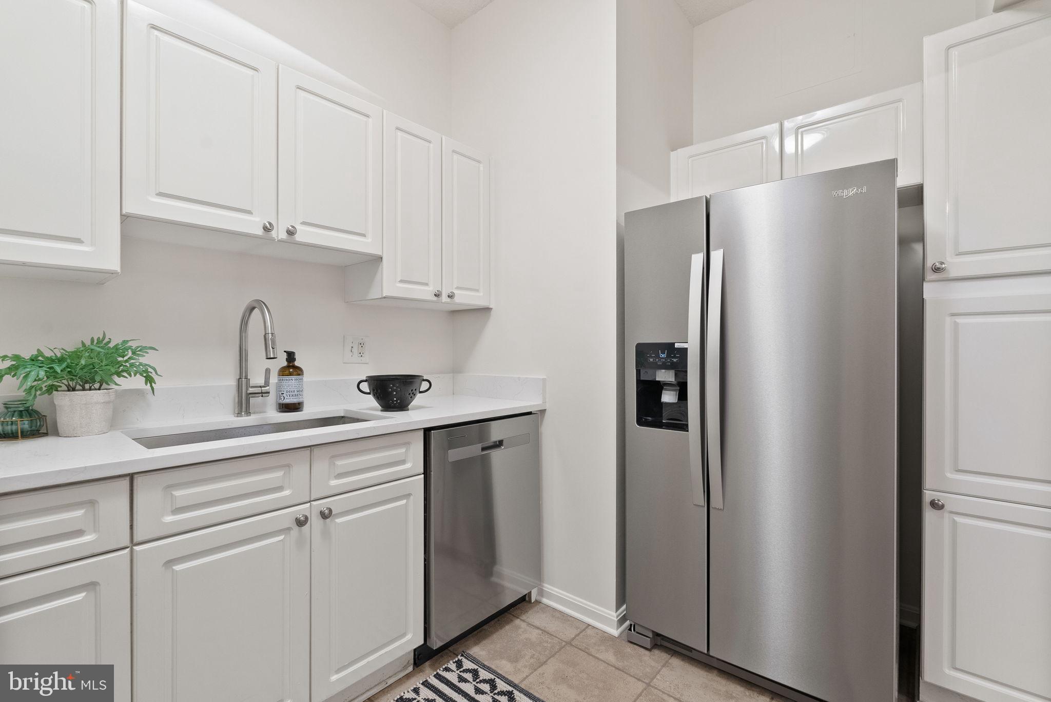 CARLYLE TOWERS CONDOMINIUM - Residential