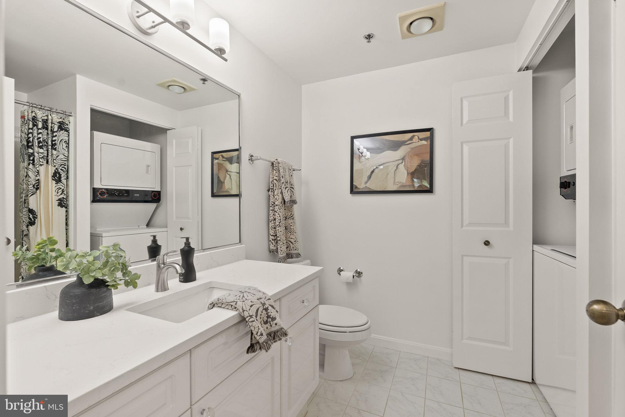 CARLYLE TOWERS CONDOMINIUM - Residential