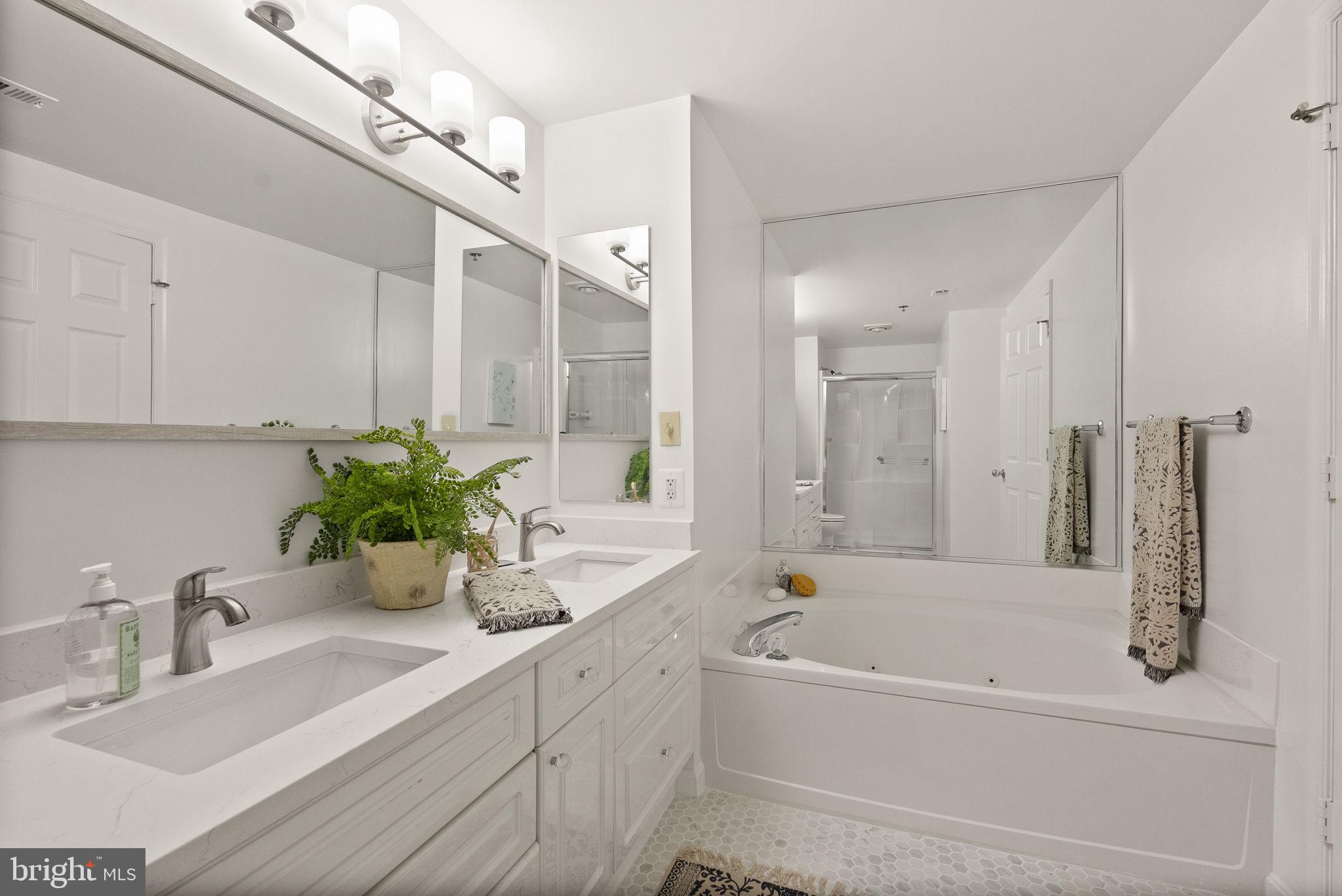 CARLYLE TOWERS CONDOMINIUM - Residential