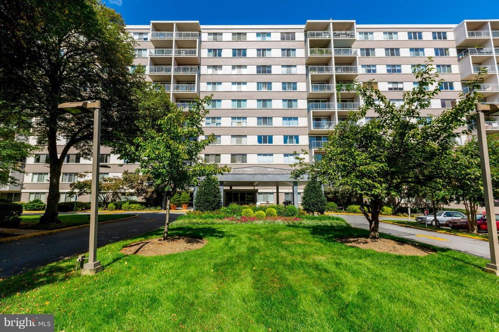 Photo of 8315 Brook Lane #2-902, BETHESDA, MD 20814 (MLS # MDMC2204806)