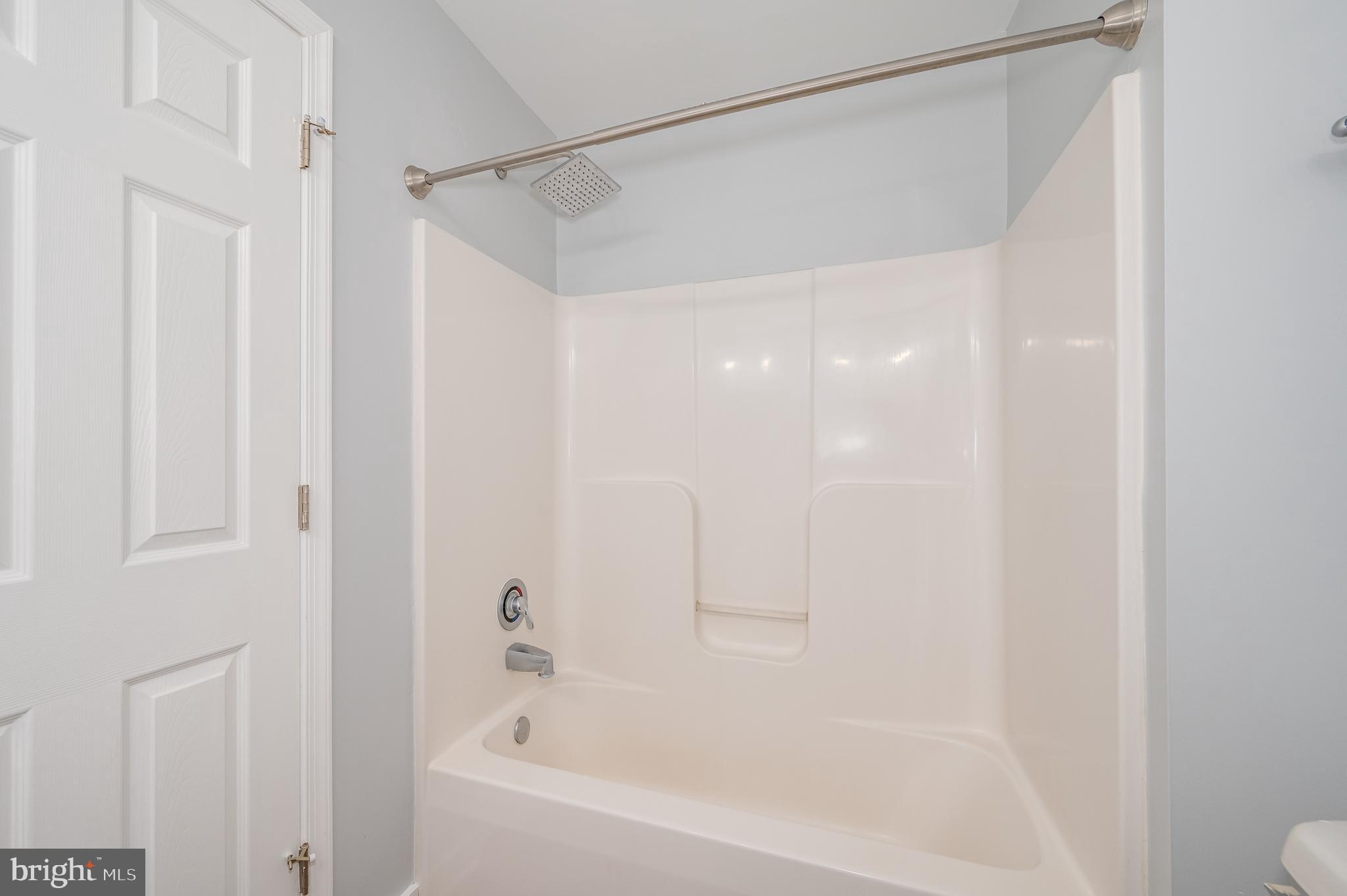 LAKELAND PLACE - Residential Lease