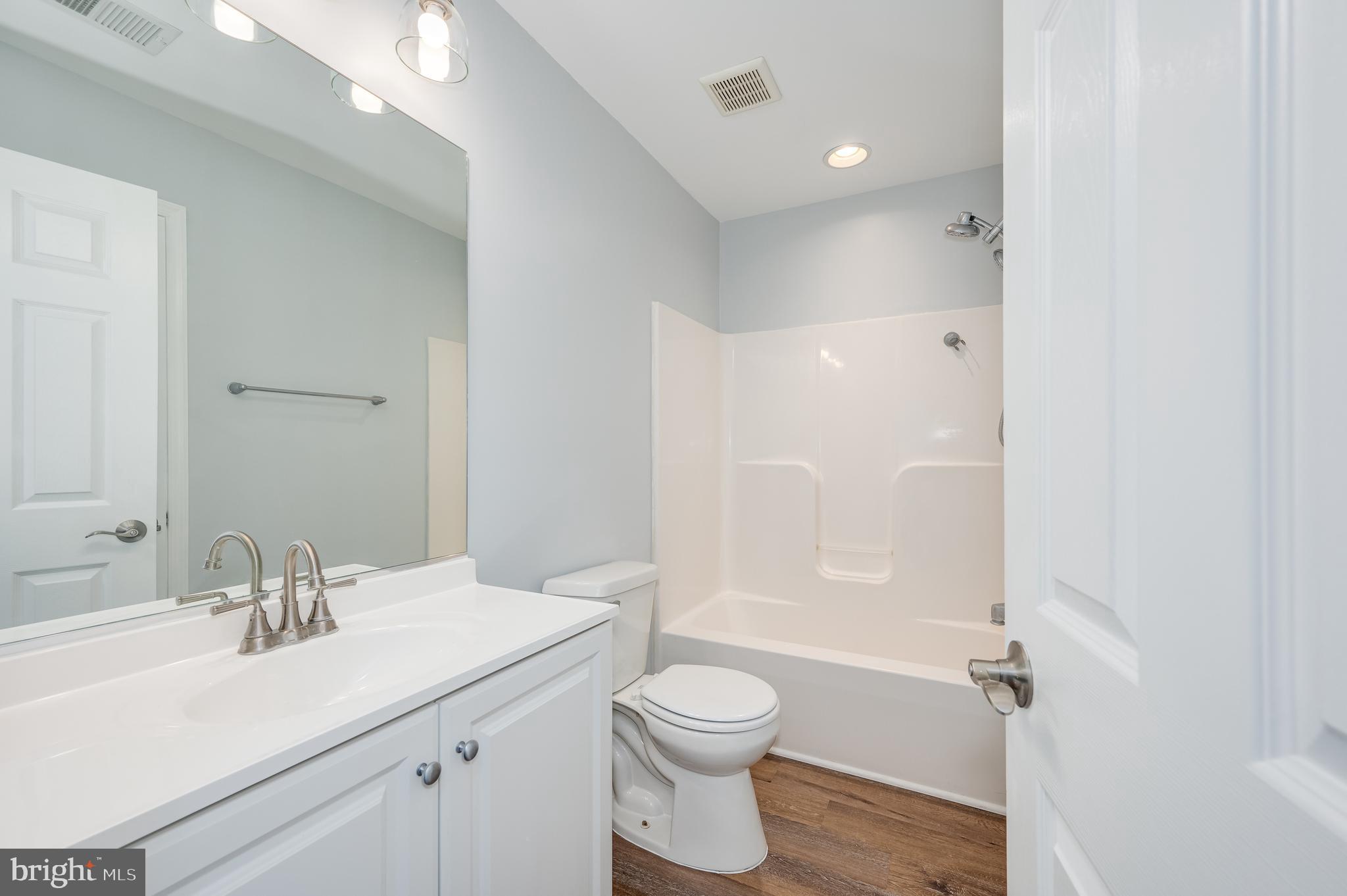 LAKELAND PLACE - Residential Lease