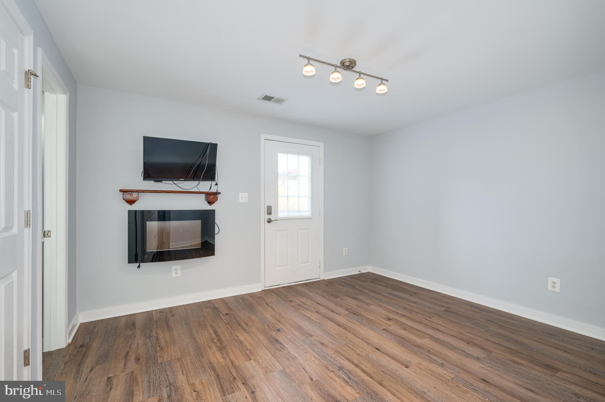 LAKELAND PLACE - Residential Lease