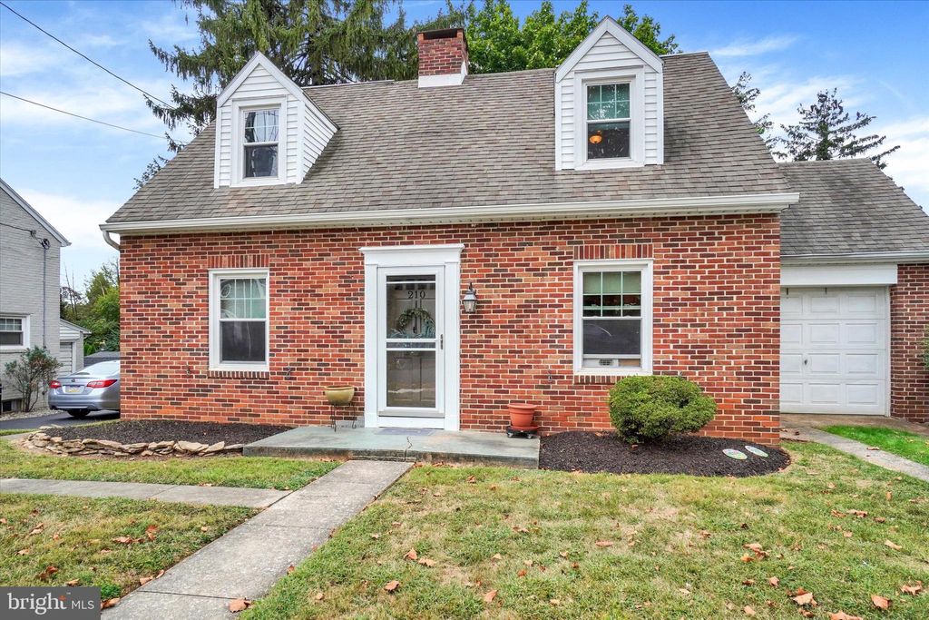 Photo of 210 N Gotwalt Street, YORK, PA 17404 (MLS # PAYK2090494)