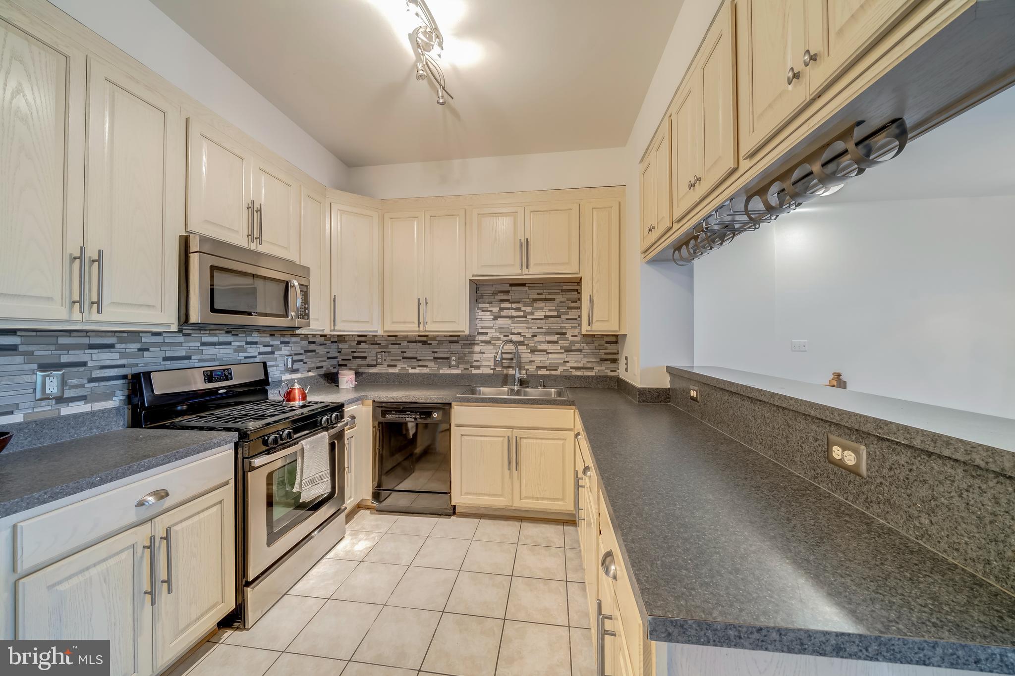 THE COMMONS ON WILLIAM SQUARE - Residential