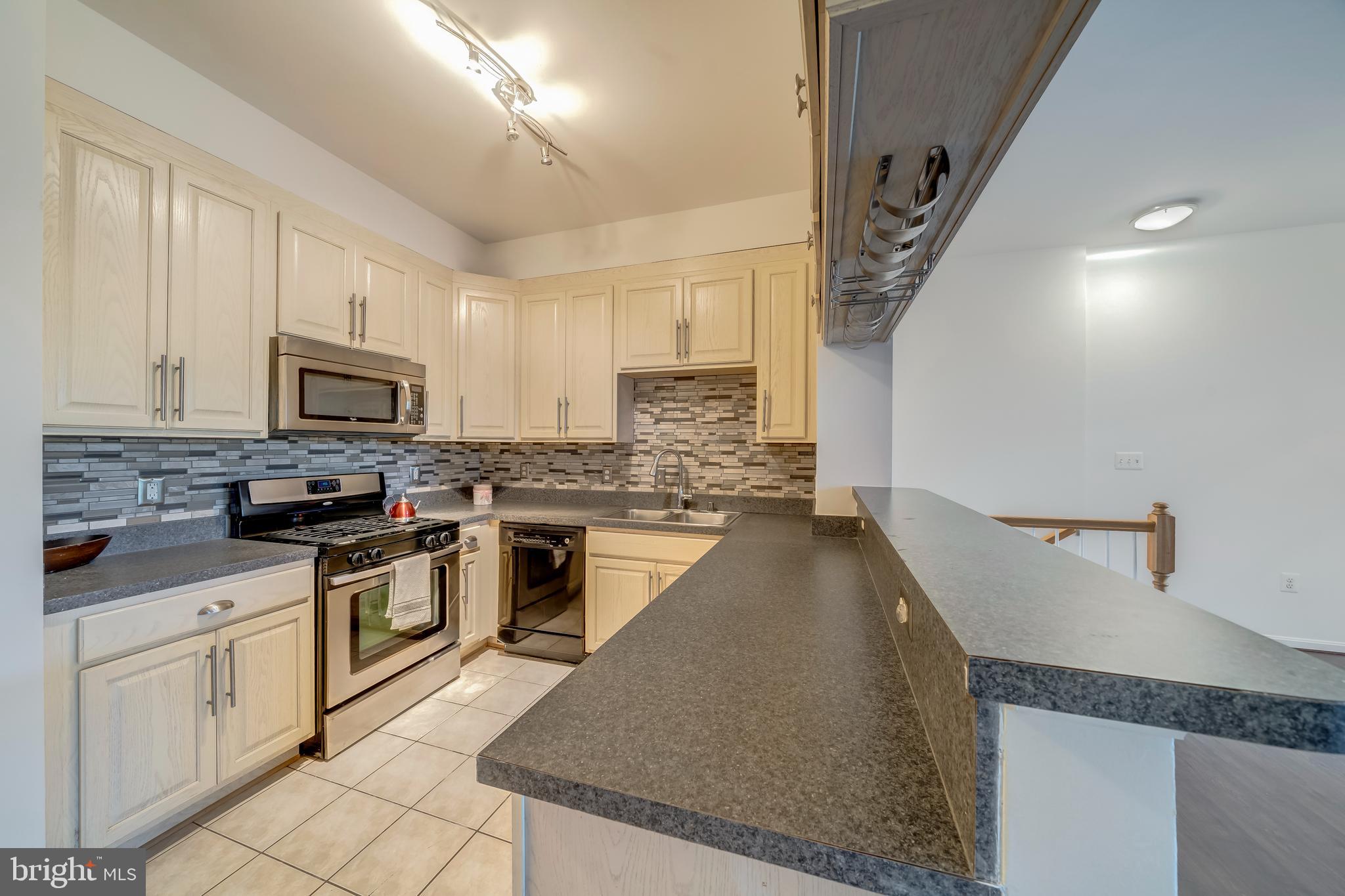 THE COMMONS ON WILLIAM SQUARE - Residential