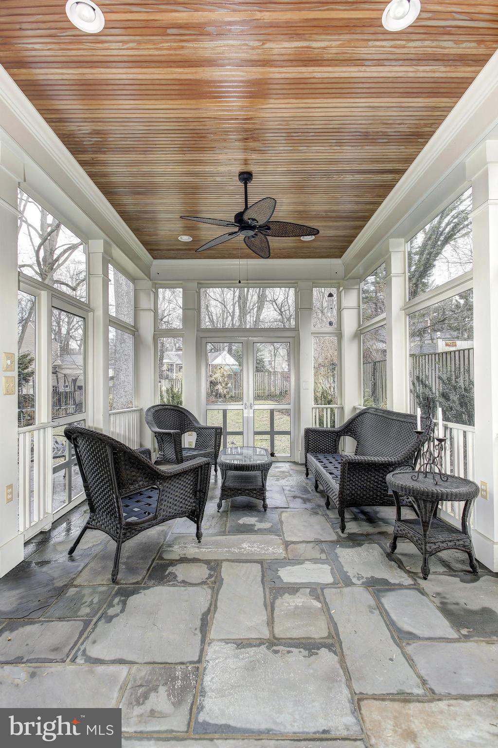 ENGLISH VILLAGE - Residential