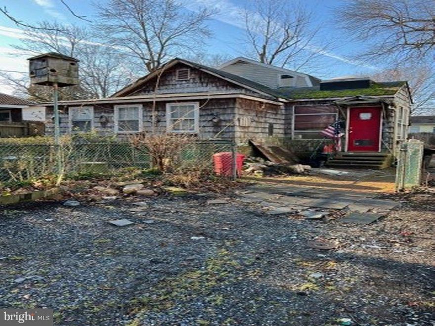 A structure with heat and water and can be lived in while renovated and located in Woodland Beach, Edgewater, MD., a fast growing community which has become a hub of Washington, Annapolis and Baltimore, MD. The structure needs repairs Estate sale with full documentation. Has oil furnace and window AC. No appliances. Was lived in up until June 2022. Water has been shut off. Hooked up to public sewer. Has well with pump.