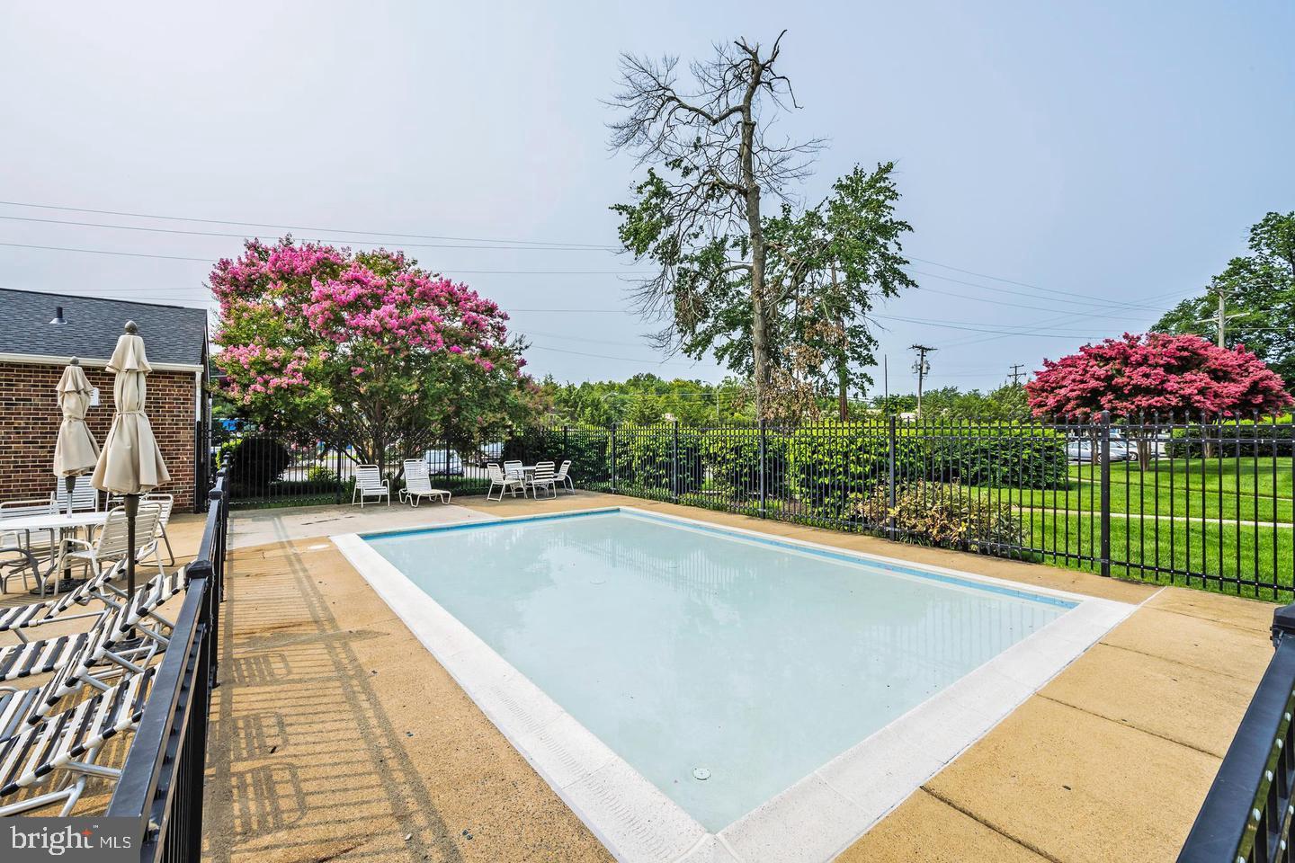 FOXCROFT COLONY CONDOS - Residential