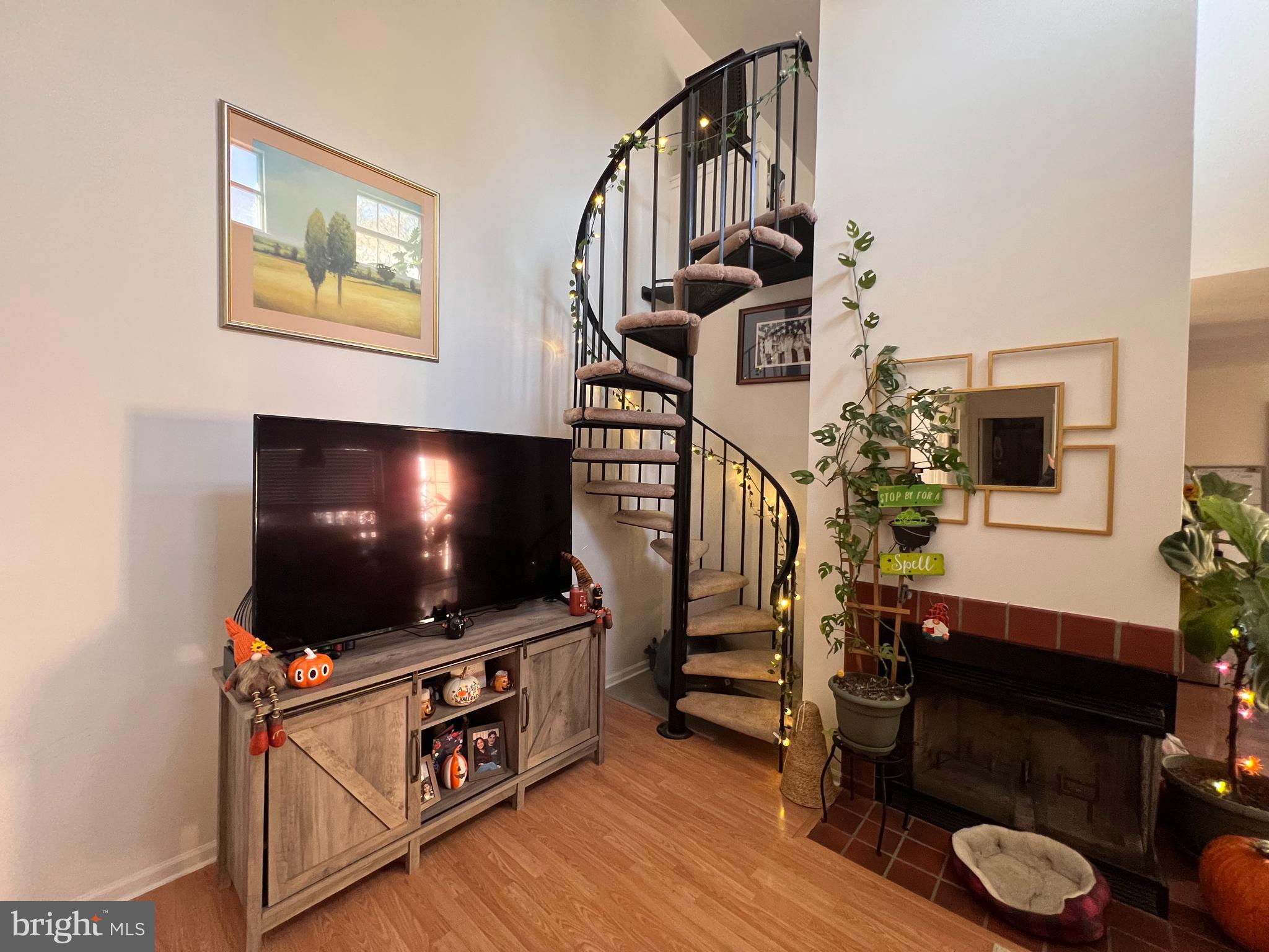 SAW MILL VALLEY - Residential