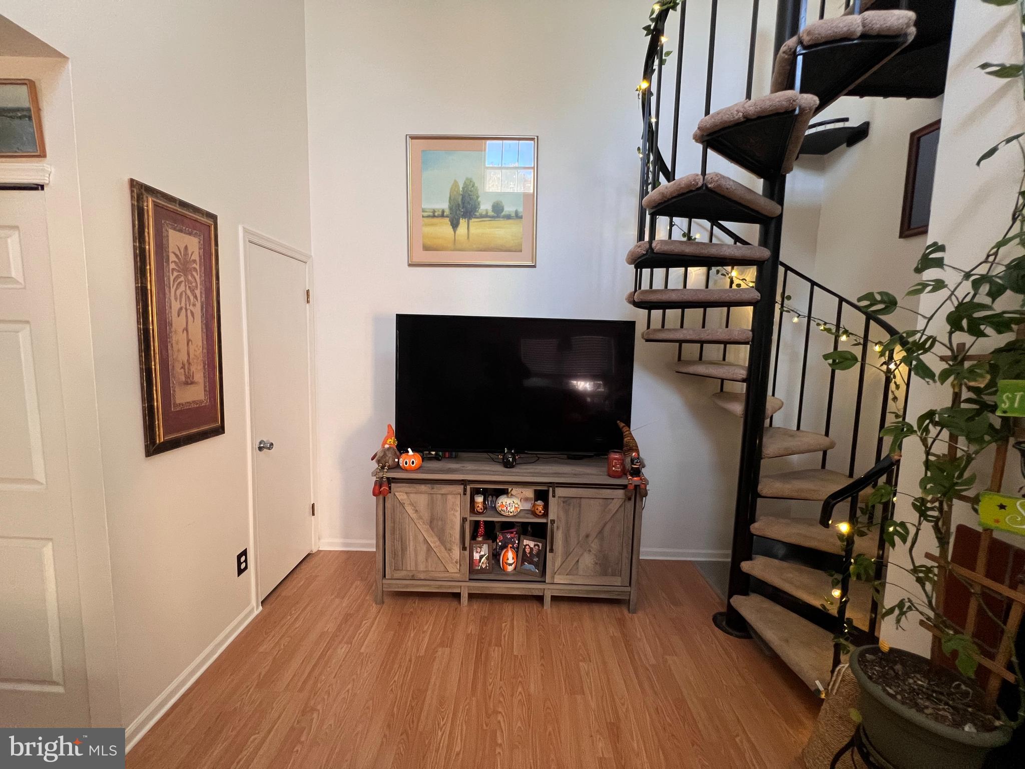 SAW MILL VALLEY - Residential