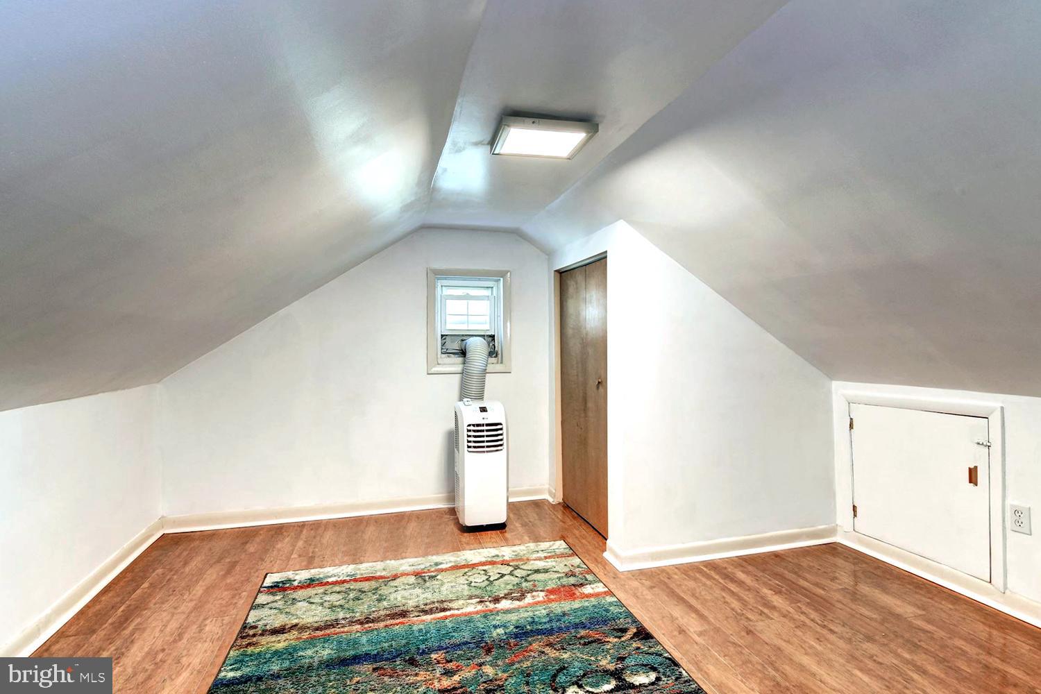 WOODLAND BEACH - Residential