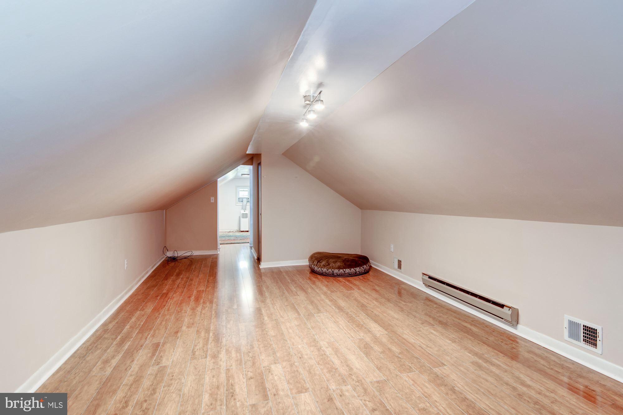 WOODLAND BEACH - Residential