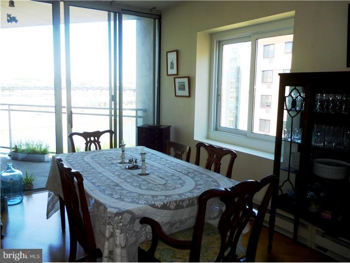 LOGAN SQUARE - Residential