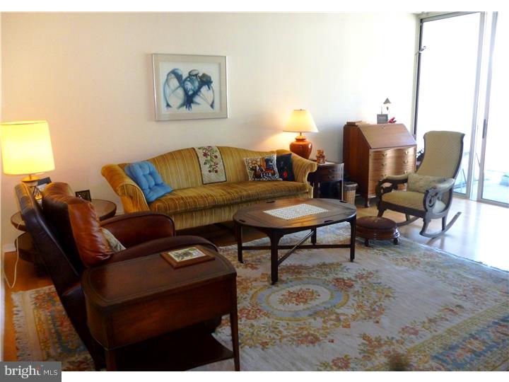 LOGAN SQUARE - Residential