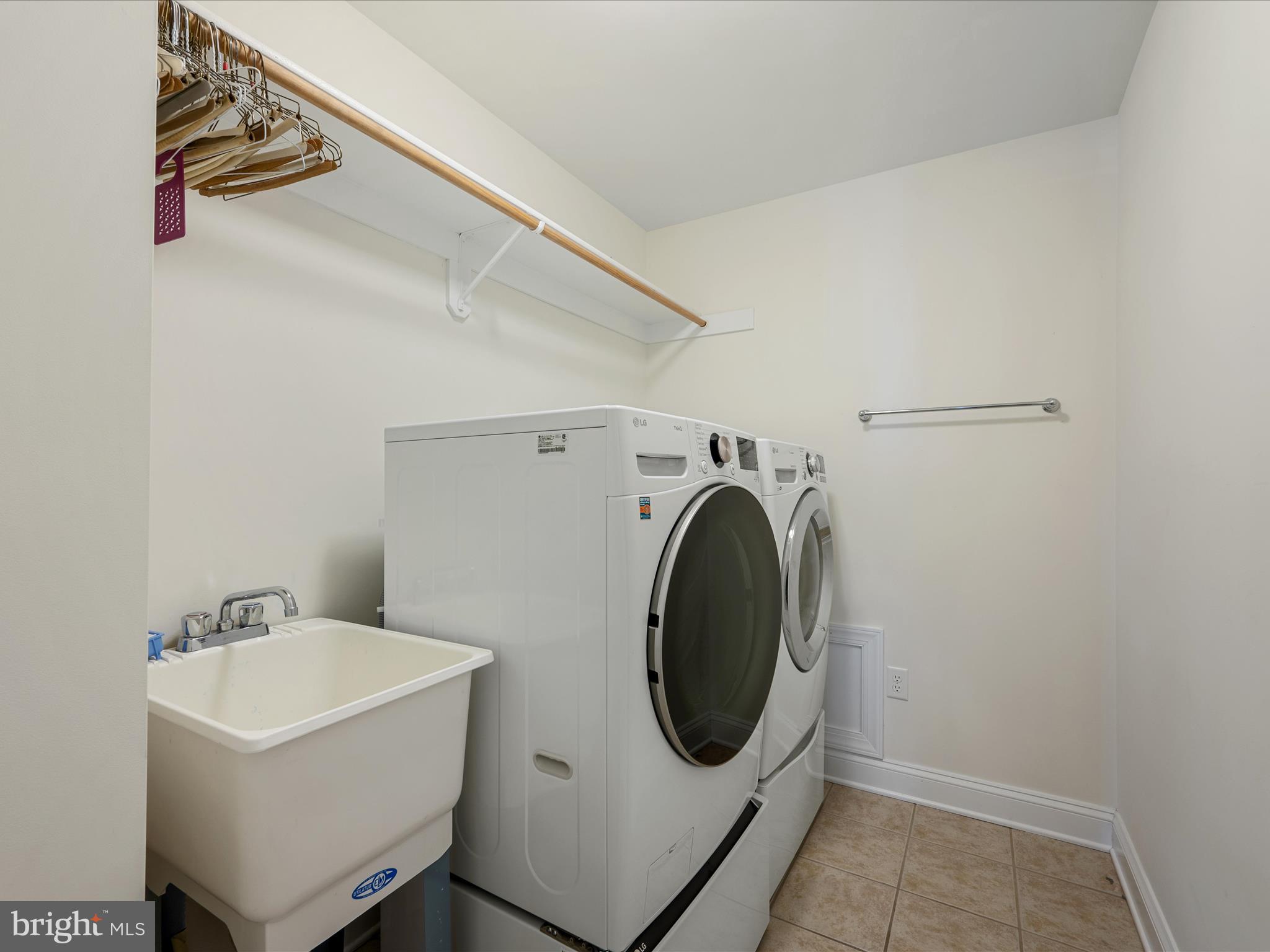 RAVEN POINTE - Residential