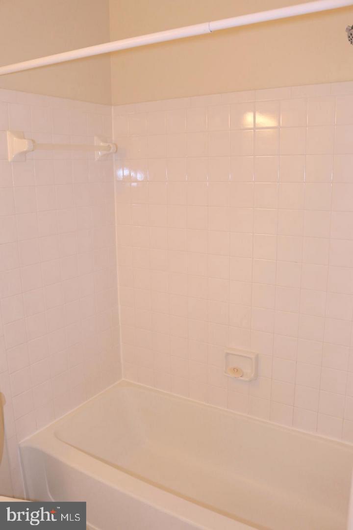 GIDEON SQUARE - Residential Lease