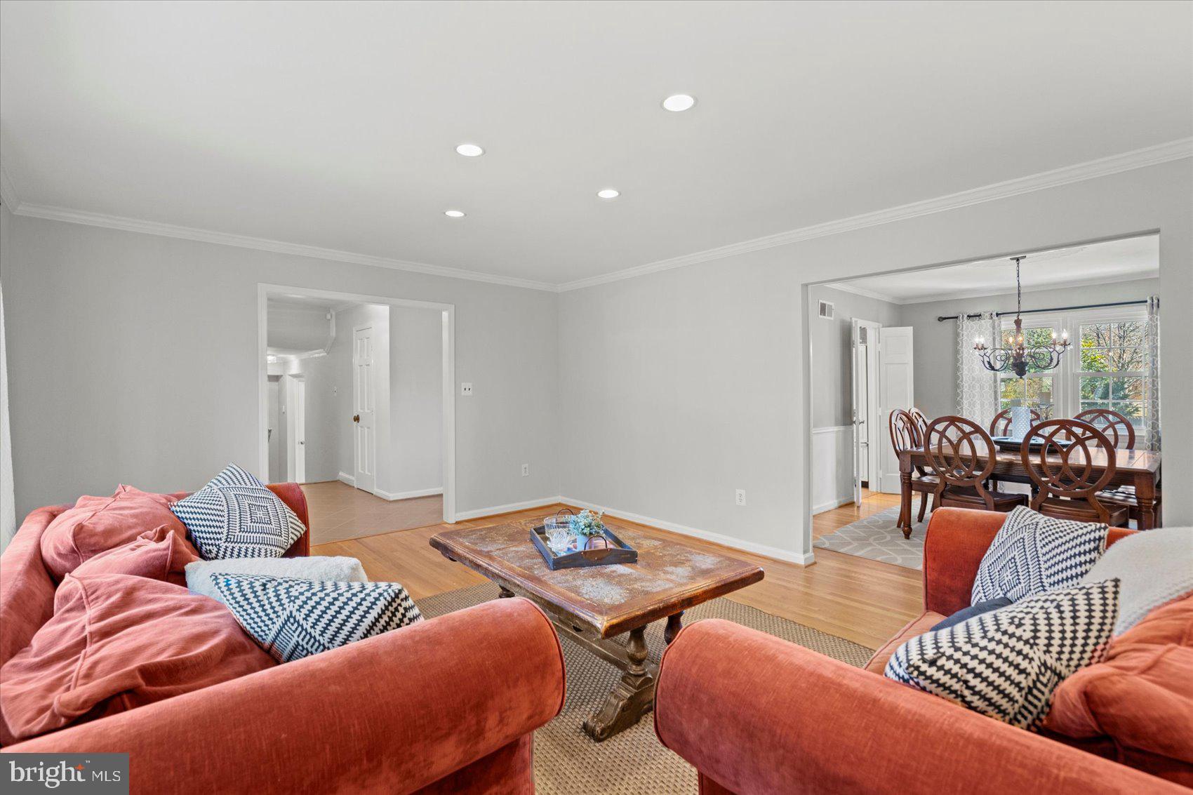 MANOR LAKE - Residential