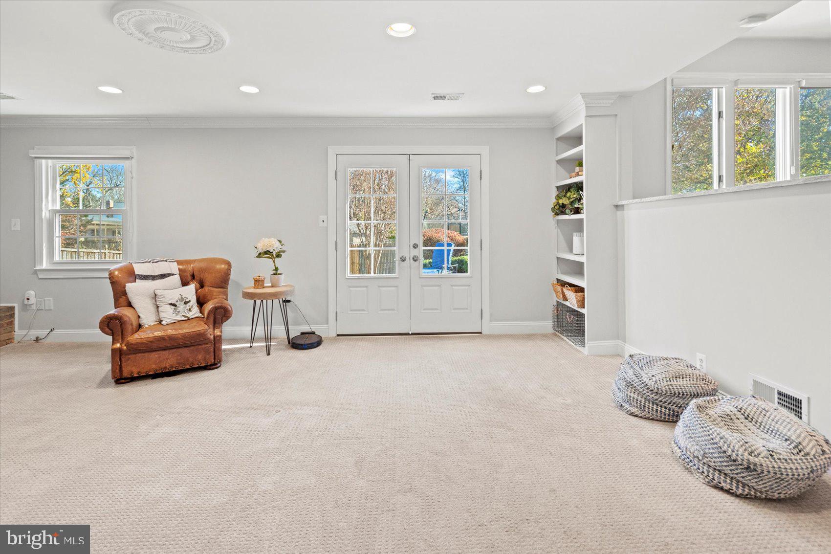 MANOR LAKE - Residential