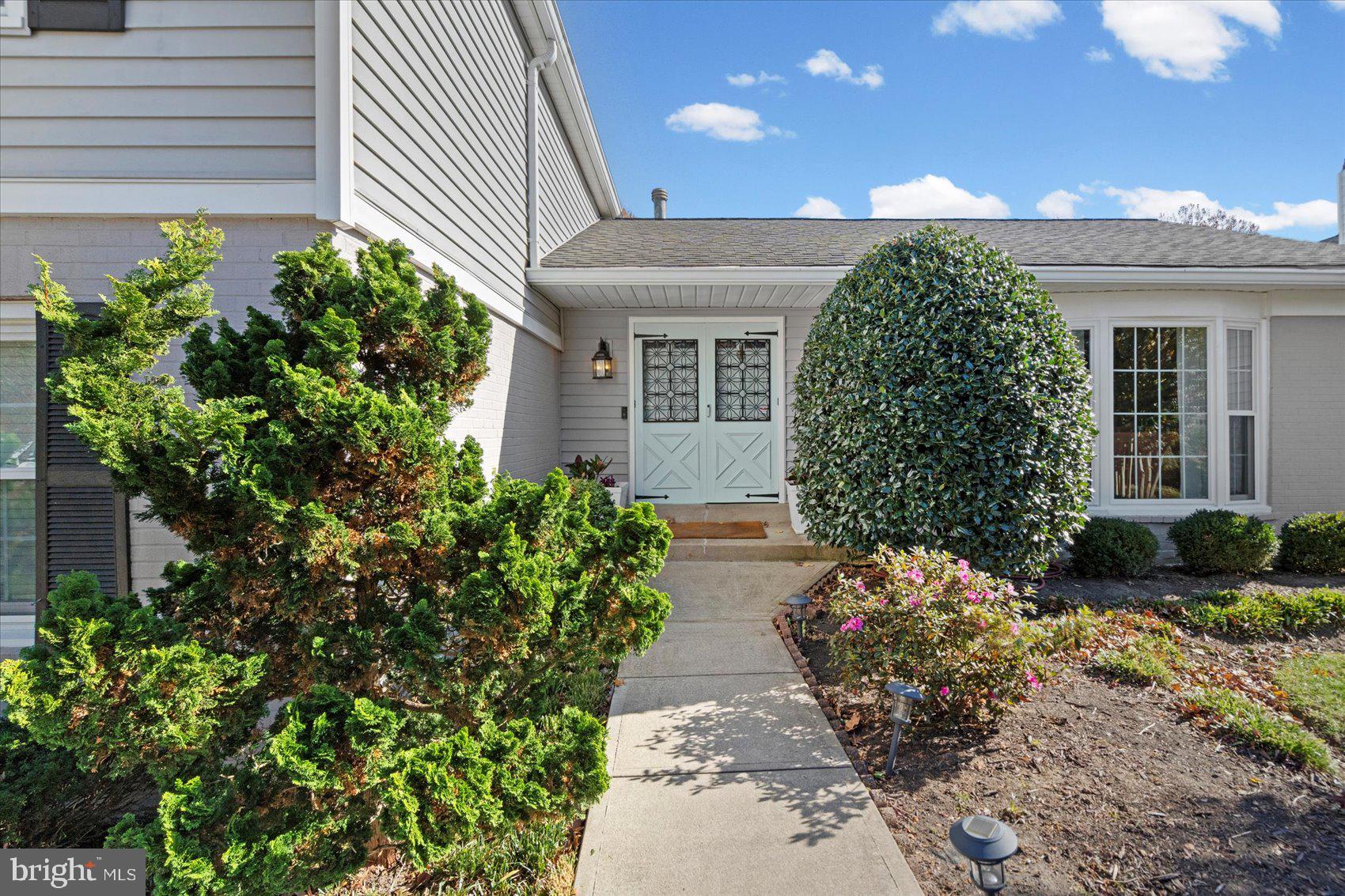 MANOR LAKE - Residential