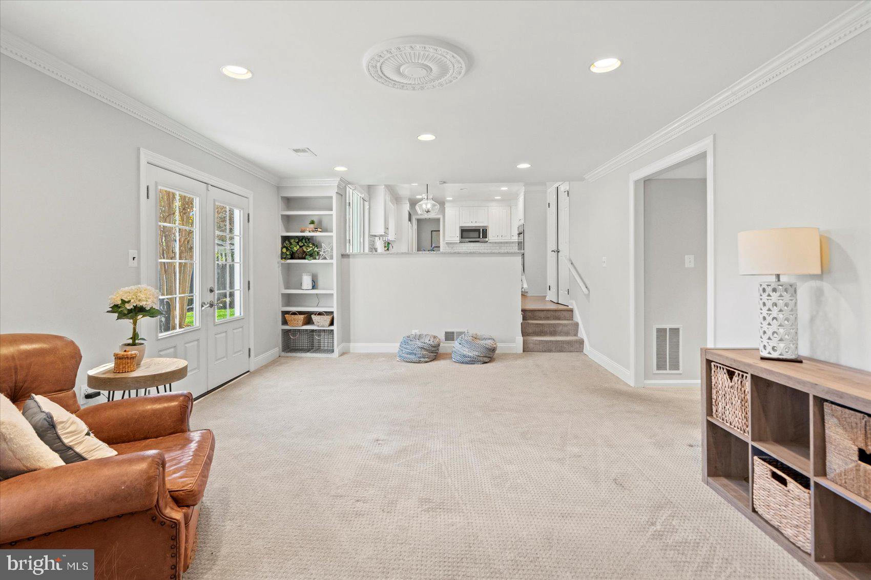 MANOR LAKE - Residential