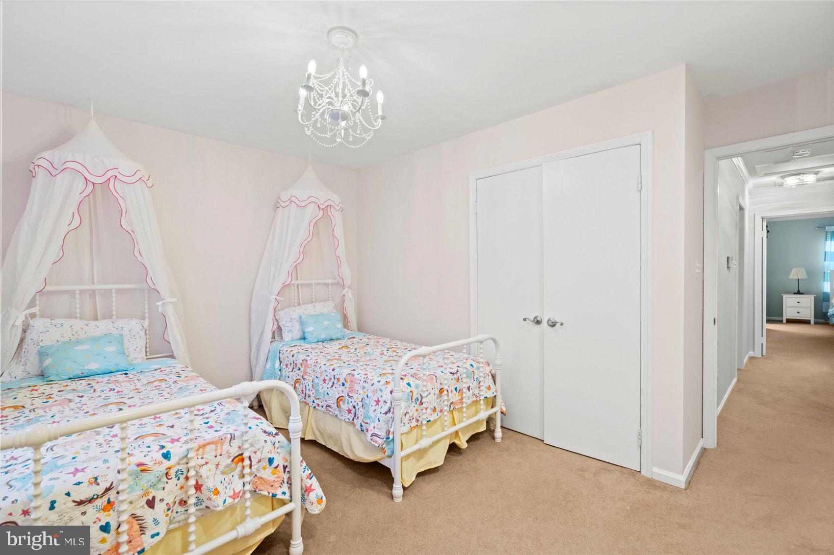 MANOR LAKE - Residential