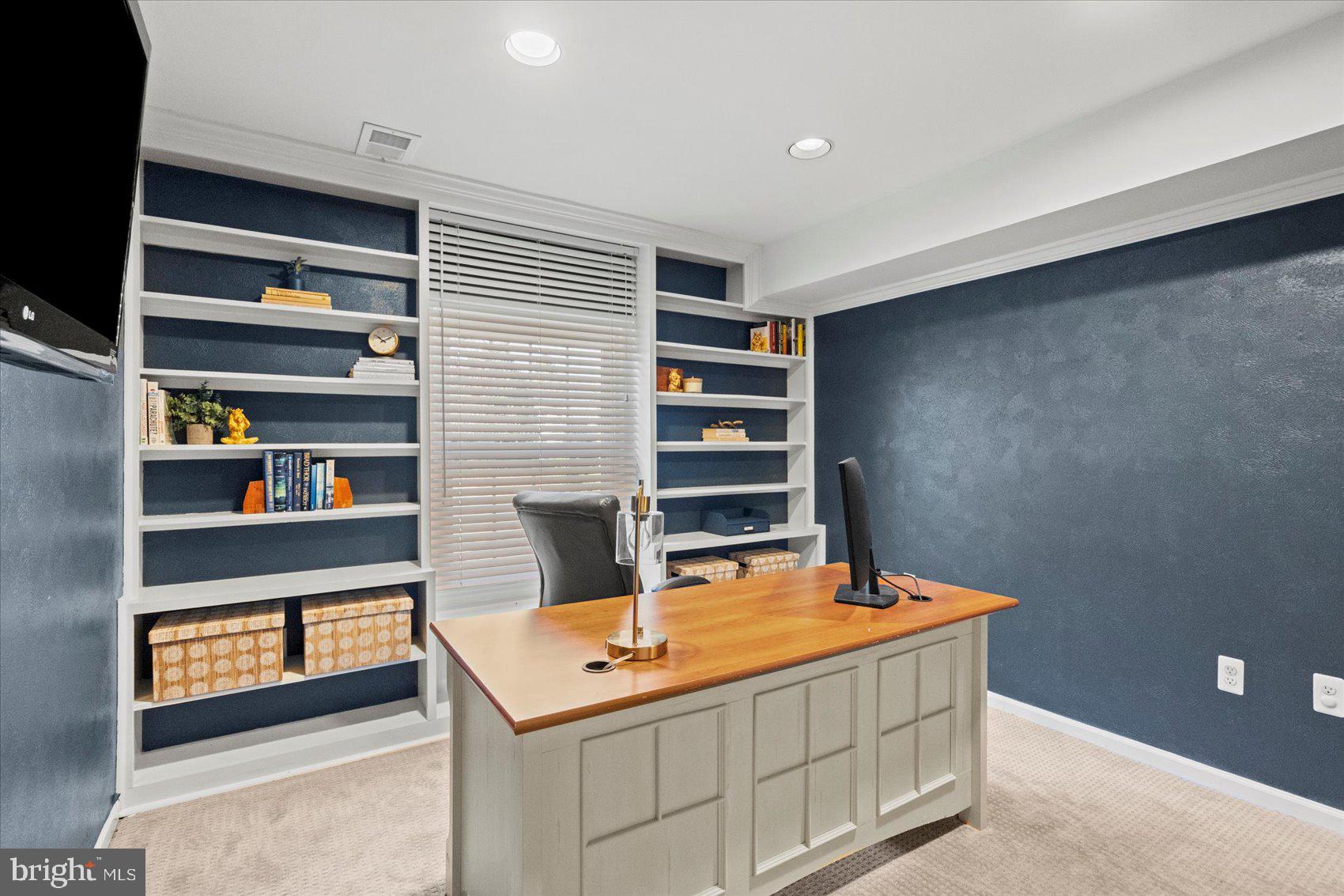 MANOR LAKE - Residential