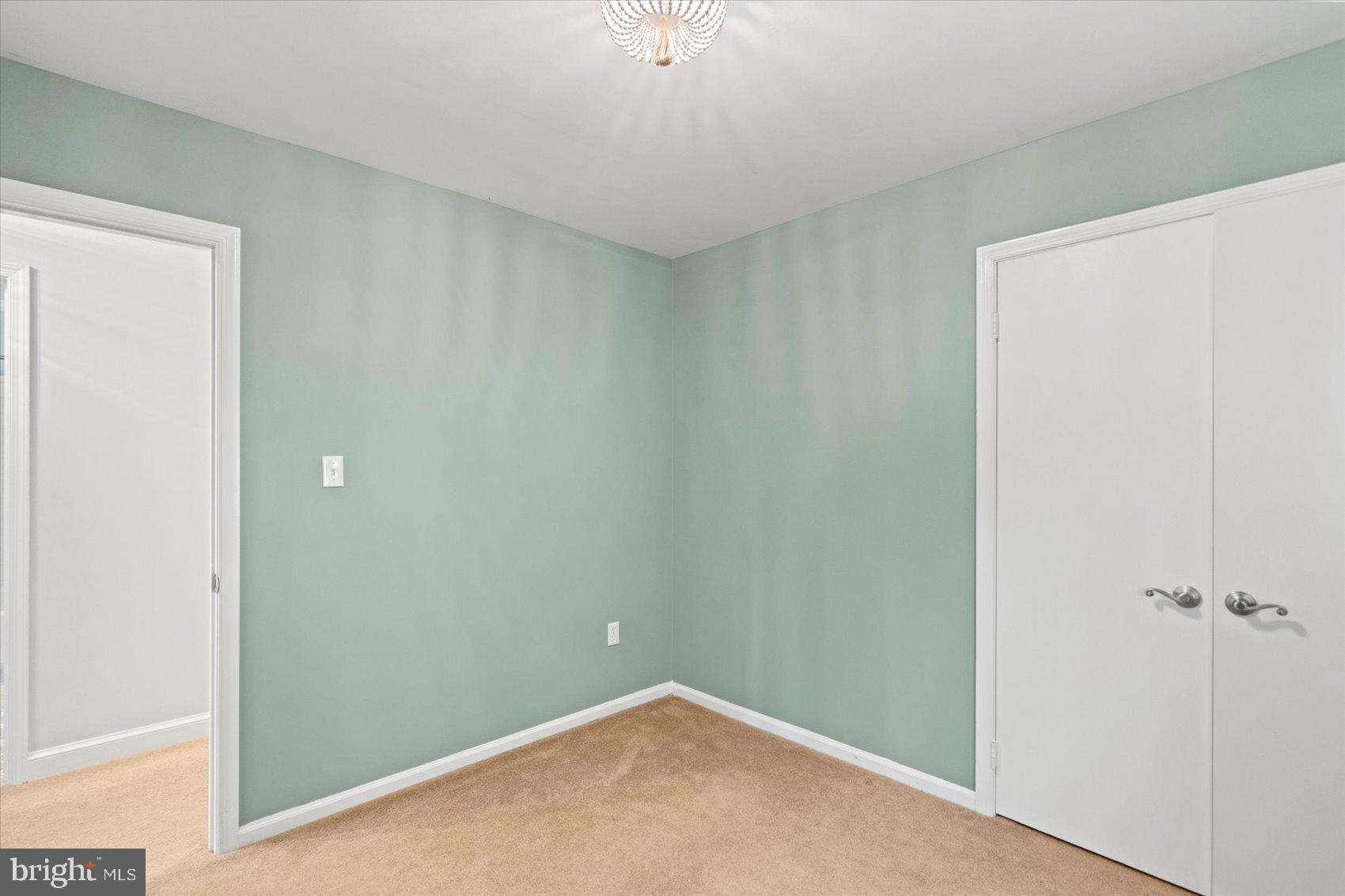 MANOR LAKE - Residential