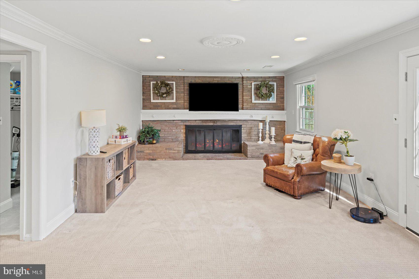 MANOR LAKE - Residential