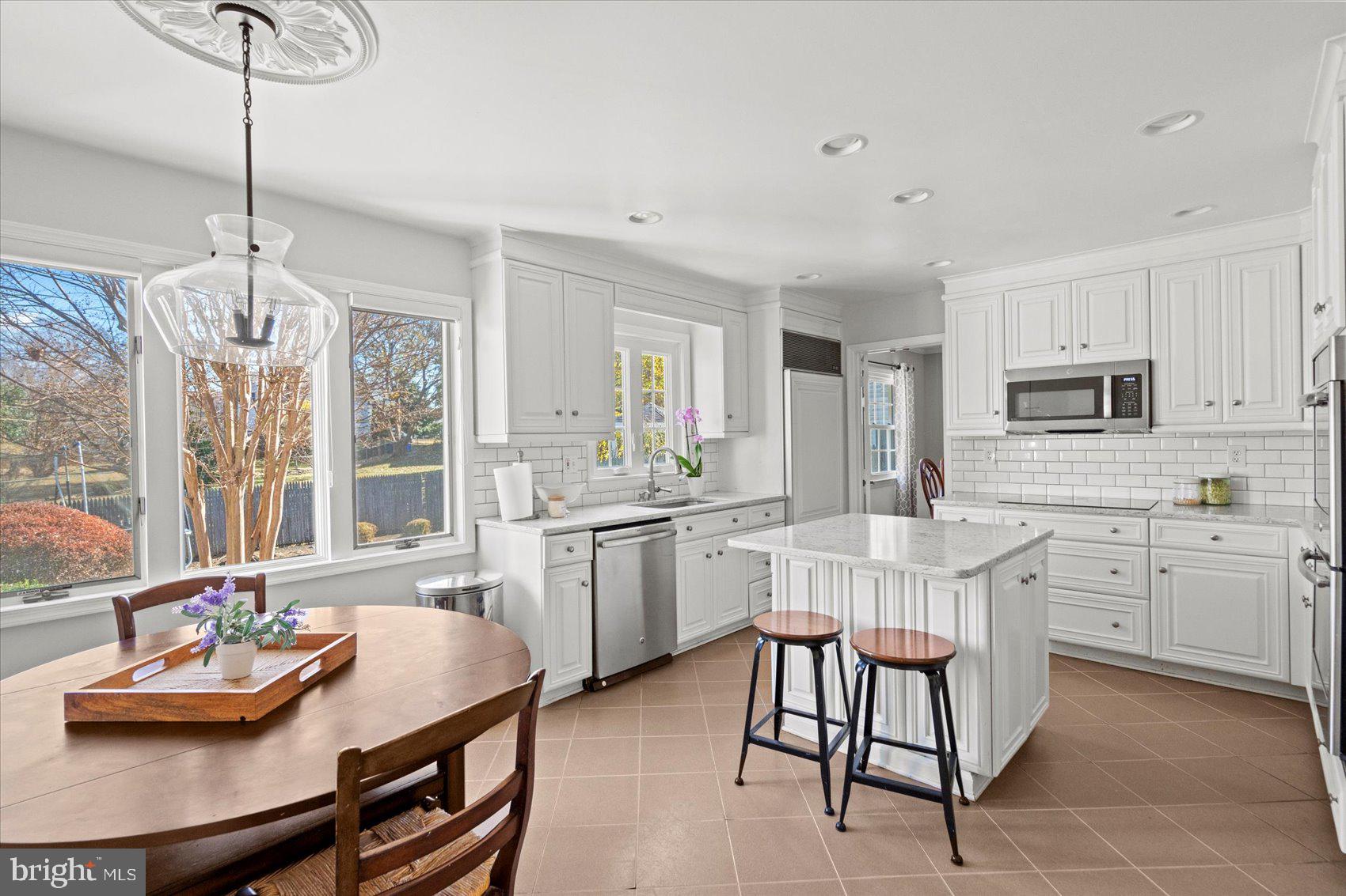 MANOR LAKE - Residential